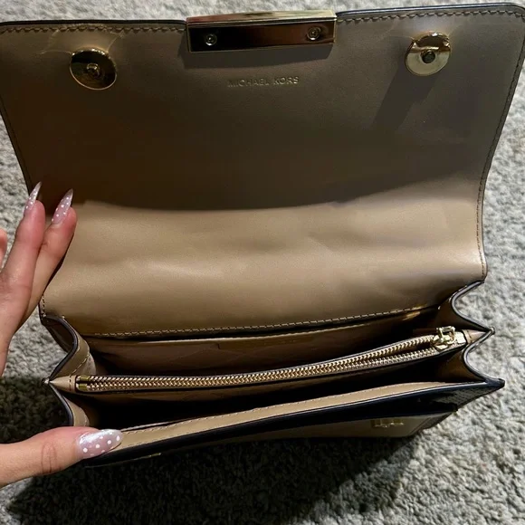 Michael Kors Jade Large Gusset Leather Shoulder Bag - Picture 3 of 3